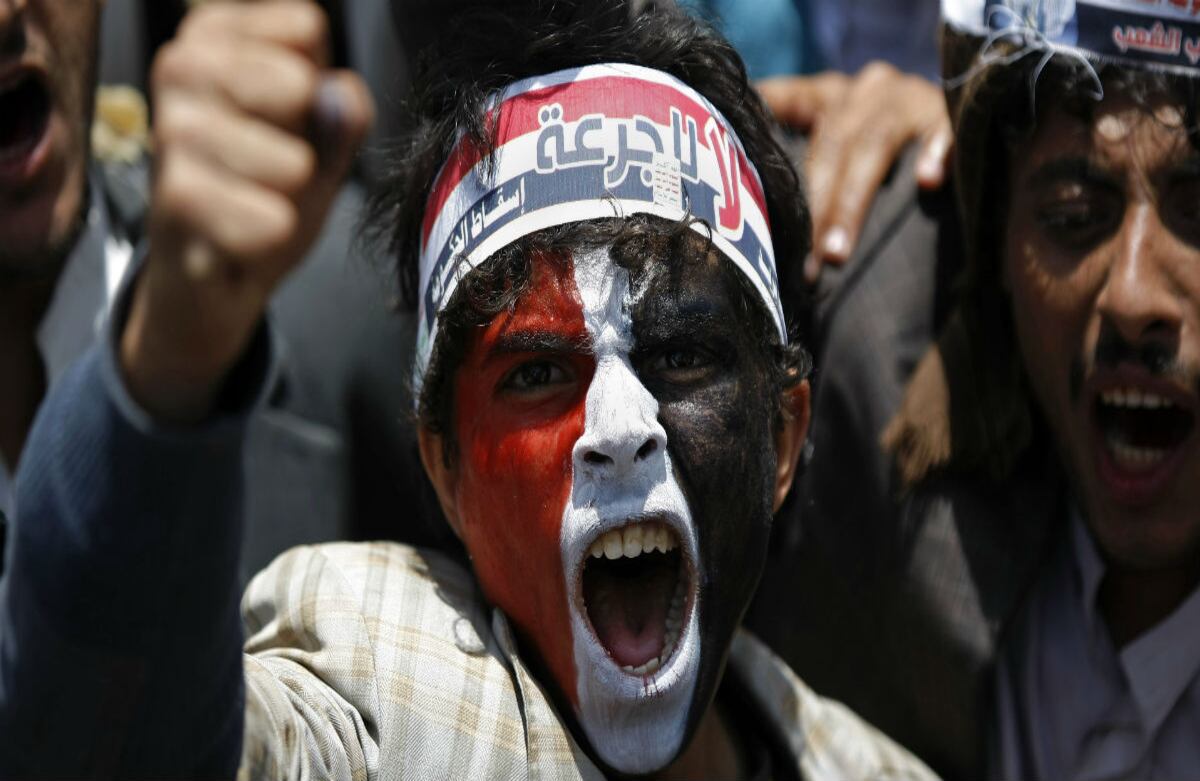 Protestantes houthis, del grupo de los chiítas, se quejan de la remoción de los subsidios de gasolina por parte del gobierno yemení. (AP)