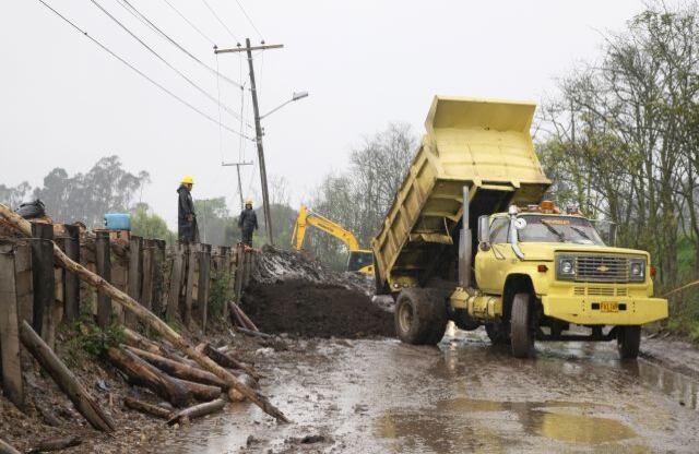 Según el gobernador de Cundinamarca, Álvaro Cruz, la vía Suba-Cota, es una de las carreteras del departamento más afectadas por el invierno. "Puede utilizarse, pero con paso restringido", señaló.