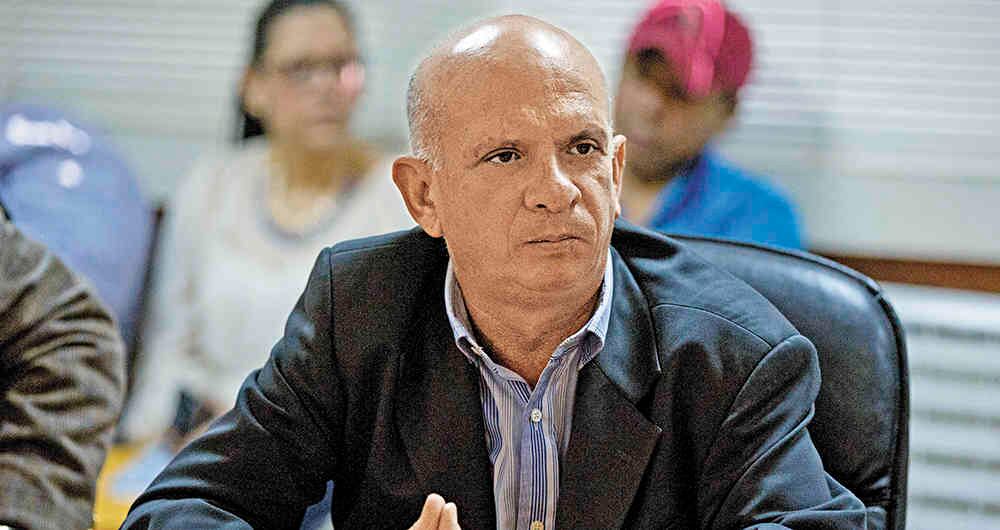 Según reseñó la agencia de noticias AFP, Hugo Carvajal, de 61 años, era una figura de peso en el chavismo hasta que se distanció del gobierno del mandatario Nicolás Maduro, expresando apoyo por el líder opositor Juan Guaidó, cuando este se autoproclamó presidente de Venezuela en febrero de 2019.