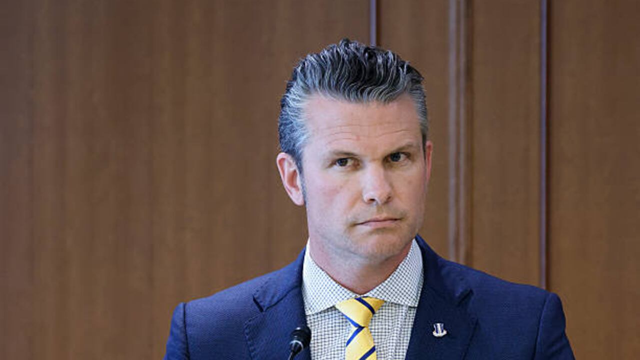 El secretario de Defensa, Pete Hegseth aprobó la suspensión a algunos funcionarios.