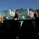 Los partidarios del candidato presidencial Ebrahim Raisi sostienen sus carteles durante una manifestación en Teherán, Irán, el lunes 14 de junio de 2021. El comité de investigación de antecedentes administrativos de Irán ha permitido solo siete candidatos para la votación del viernes 18 de junio, rechazando a prominentes reformistas y aliados clave de presidente Hassan Rouhani. El presunto favorito se ha convertido en Ebrahim Raisi, el jefe judicial de línea dura del país que está estrechamente alineado con el líder supremo, el ayatolá Ali Khamenei. Foto: AP / Ebrahim Noroozi.