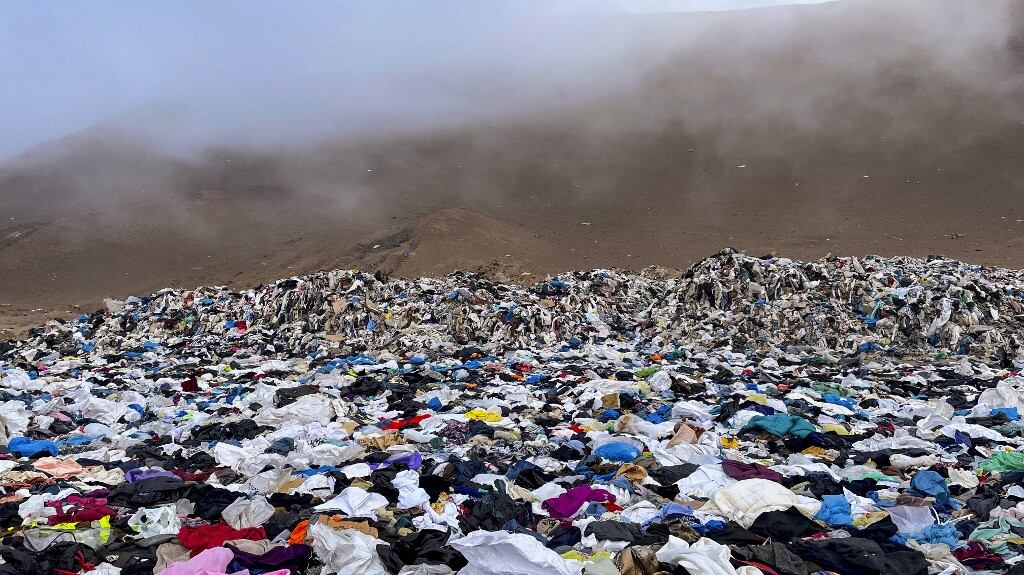 La ropa arrojada en el desierto de Atacama, en Alto Hospicio, Iquique, Chile (Photo by MARTIN BERNETTI / AFP)