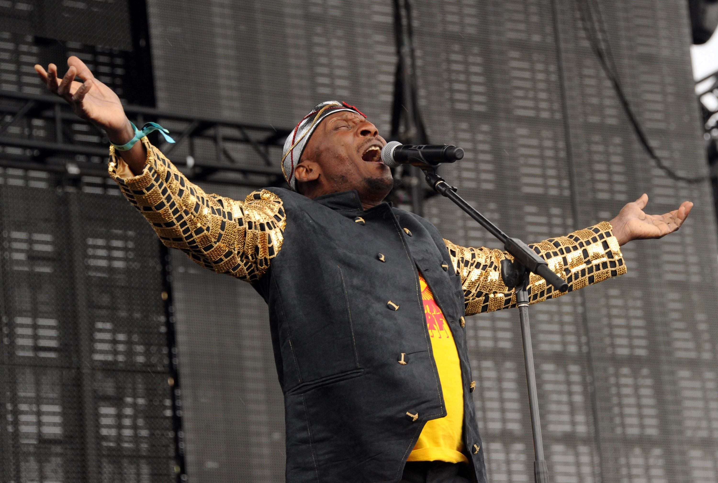 El cantante Jimmy Cliff se presenta en el escenario durante el primer día del Festival de Música y Artes del Valle de Coachella 2012