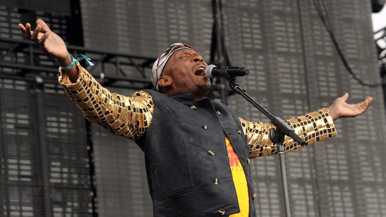 El cantante Jimmy Cliff se presenta en el escenario durante el primer día del Festival de Música y Artes del Valle de Coachella 2012