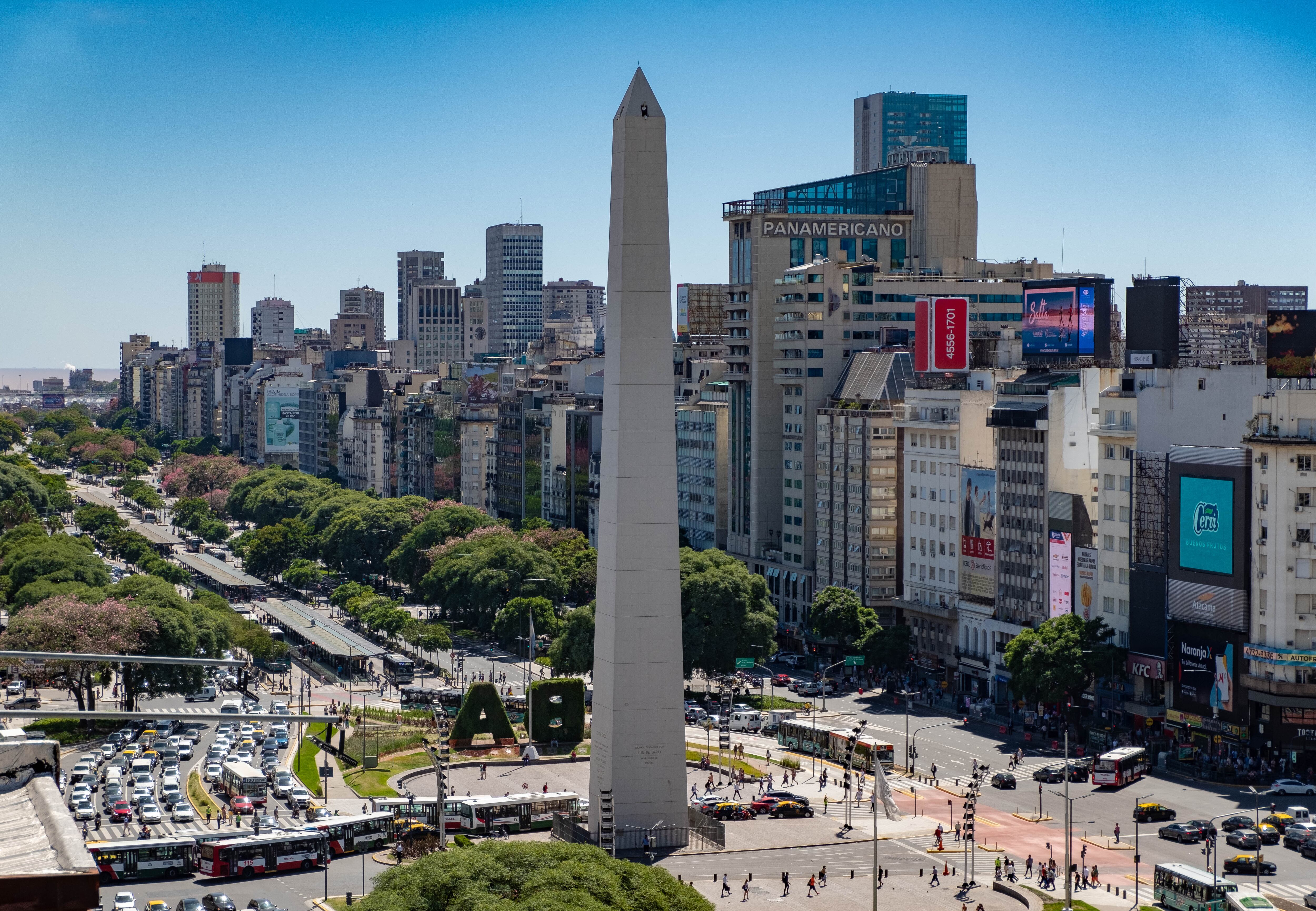 El joven cayó desde un jardín vertical en la concurrida zona