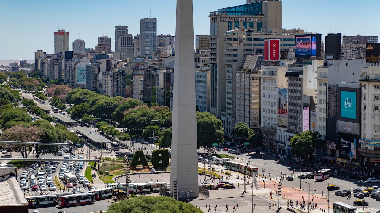 El joven cayó desde un jardín vertical en la concurrida zona