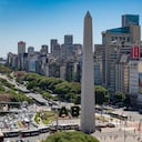 El joven cayó desde un jardín vertical en la concurrida zona