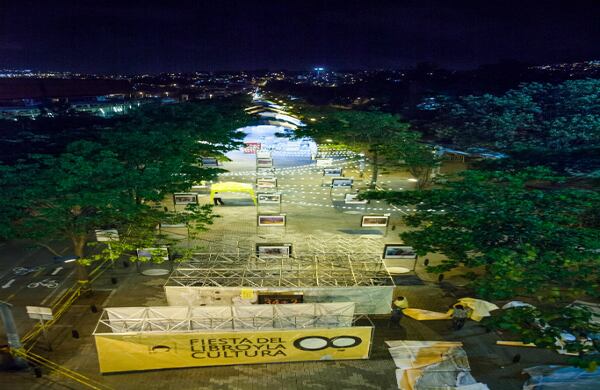 El corredor central del evento queda entre el Parque Explora y el Jardín Botánico. Visto de arriba el día antes de que comience la feria.