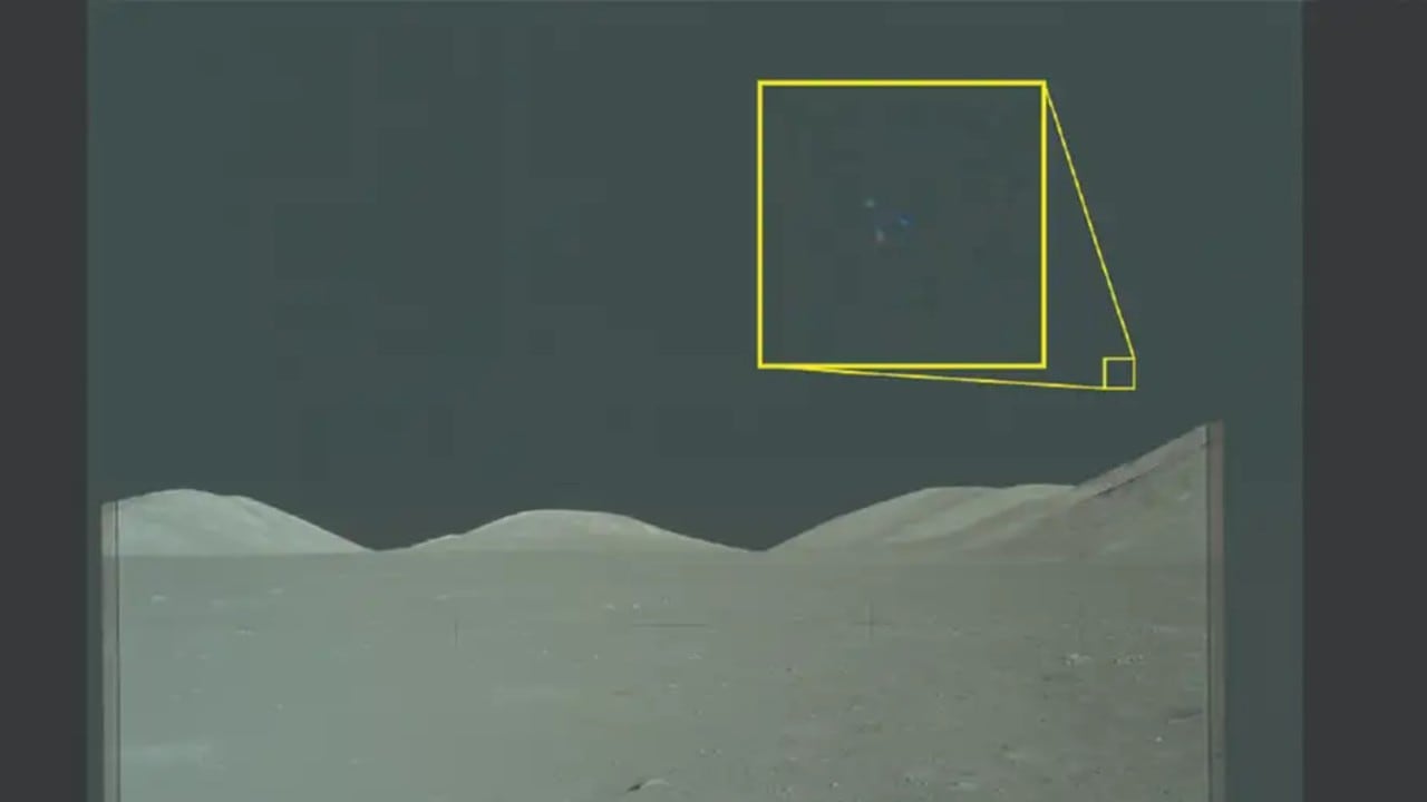 Una fotografía de la misión Apolo 17 de 1972 mostró tres puntos de luz en formación triangular sobre el terreno lunar, cuya naturaleza el Pentágono no logró determinar con certeza.