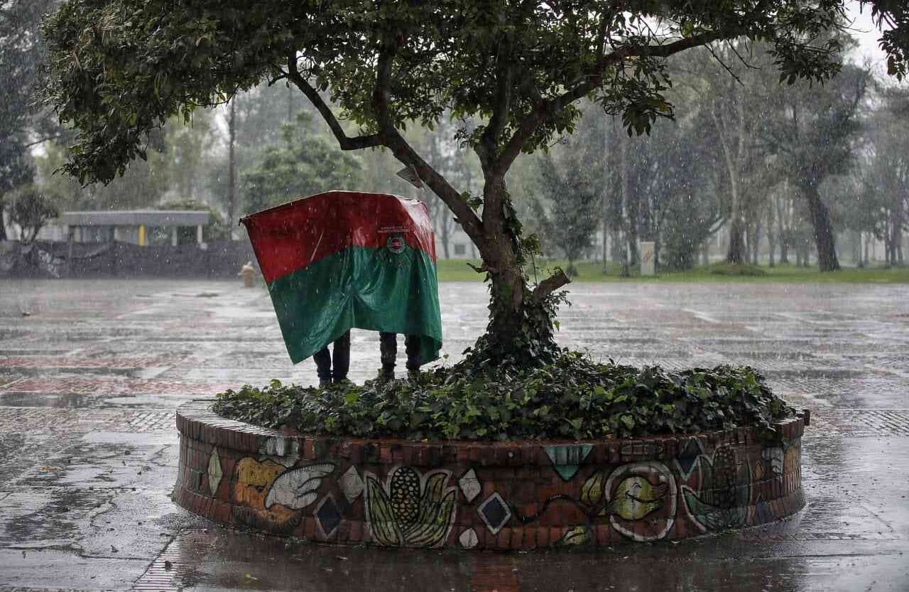En medio del saludo que la magistrada Belkis Izquierdo daba a los asistentes un fuerte aguacero hizo desocupar la plaza mientras los participantes buscaron refugio. Foto: Esteban Vega / Semana.