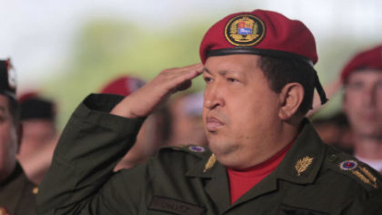 Hugo Cávez, vestido con su uniforme militar, destacó la "importancia" que tiene para Venezuela el desarrollo de proyectos para el "poderío defensivo de la nación".