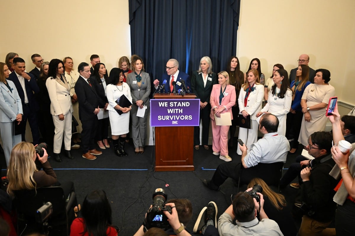 El líder de la minoría del Senado de Estados Unidos, Chuck Schumer, demócrata por Nueva York, habla durante una conferencia de prensa para sobrevivientes de Jeffrey Epstein.