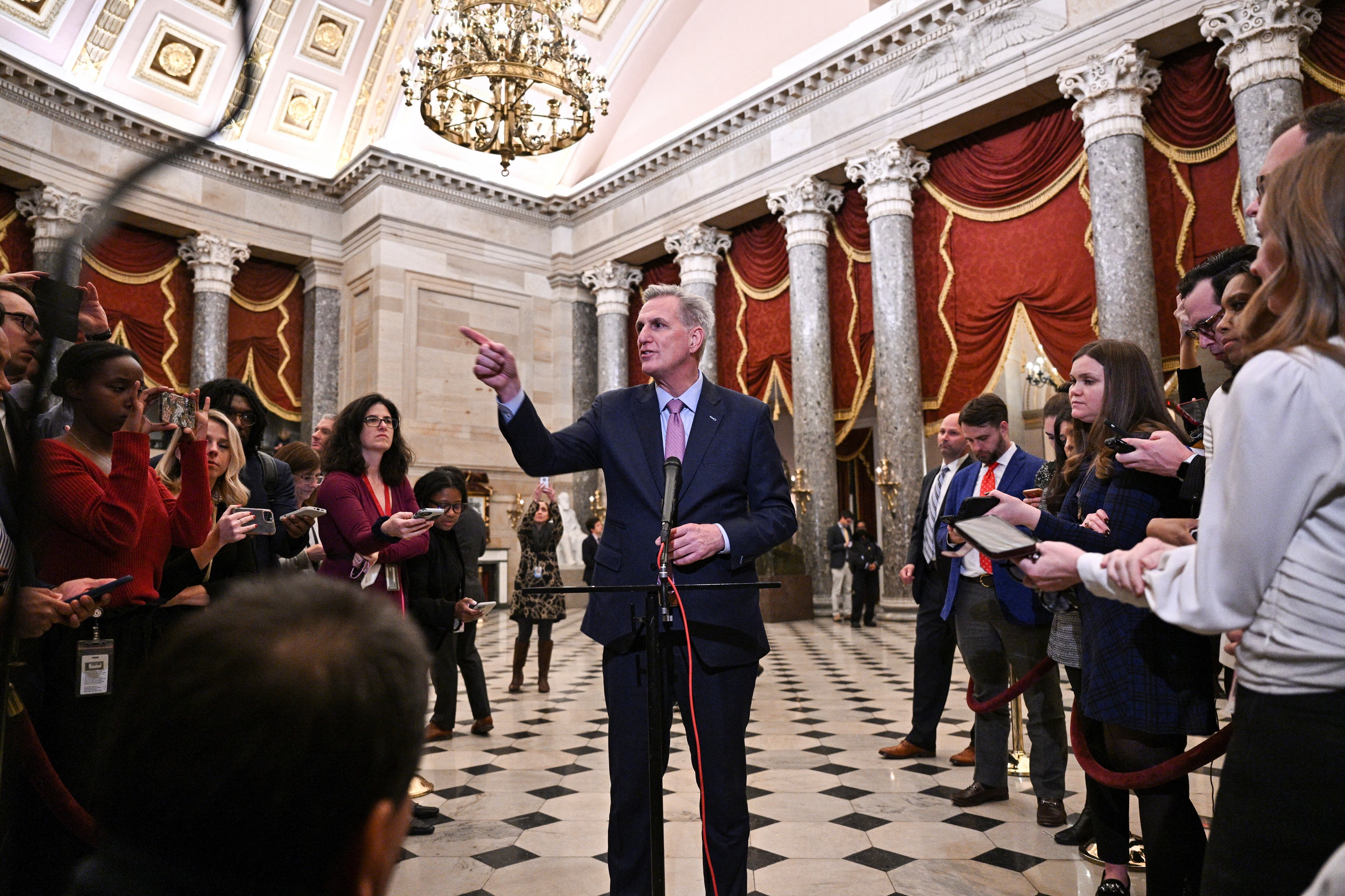 El nuevo Presidente de la Cámara de Representantes de los Estados Unidos, Kevin McCarthy (R-CA), habla con los reporteros en el Statuary Hall después de ser elegido Presidente de la Cámara de Representantes de los Estados Unidos en una 15ª ronda de votaciones