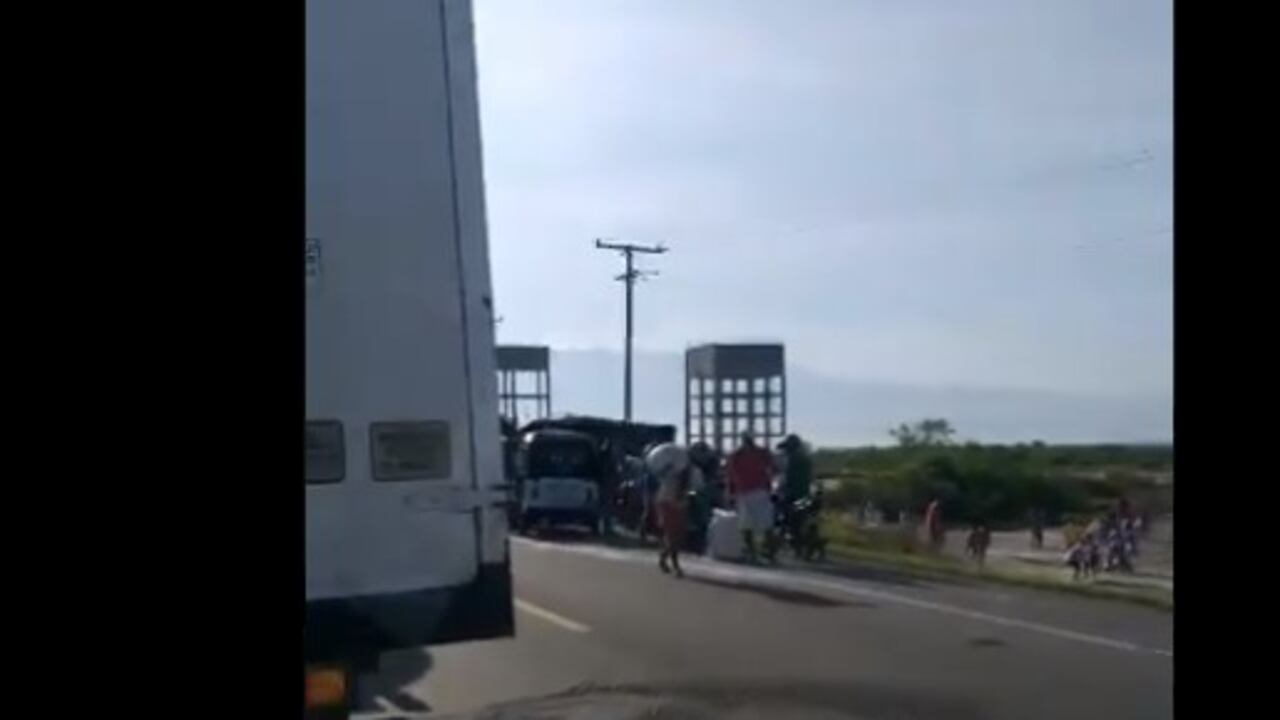 Camión se accidenta en la Troncal del Caribe y habitantes de Tasajera saquearon su contenido