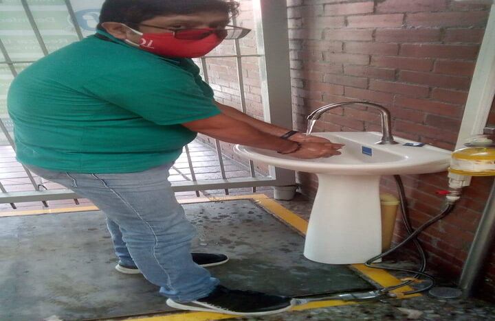 Terminal de Ibagué. La disciplina que hay que seguir con el lavado de las manos la está acogiendo los tolimenses en esta primera jornada. Foto: Mintransporte