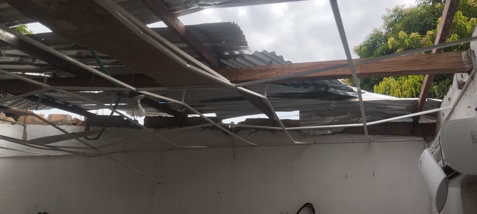 Techo destruido Estación de Policía Arenal, Bolívar.