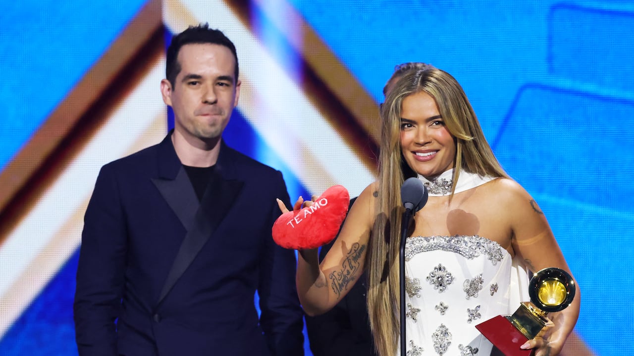LAS VEGAS, NEVADA - NOVEMBER 13: (L-R) Edgar Barrera and Karol G accepts the Song Of The Year award for "Si Antes Te Hubiera Conocido" onstage during the 26th Annual Latin Grammy Awards at the MGM Grand Garden Arena on November 13, 2025 in Las Vegas, Nevada. Kevin Winter/Getty Images for The Latin Recording Academy/AFP (Photo by KEVIN WINTER / GETTY IMAGES NORTH AMERICA / Getty Images via AFP)