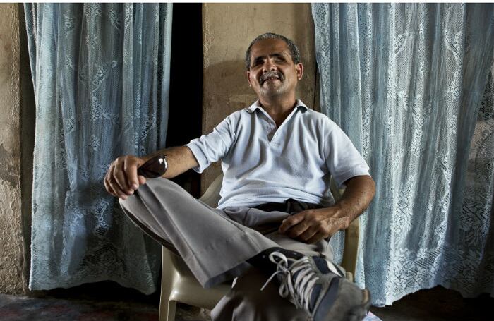 OBED: Obed Ayazo tenía 33 años cuando recibió cuatro disparos en las calles de Tierra Alta, Córdoba). Tres meses atrás, el 25 de octubre de 1990, su hermano Rafael había muerto junto con otras 11 personas en una masacre perpetrada en el mismo municipio por grupos paramilitares. Los disparos no solamente le dejaron ciego sino que también le quitaron la vida a su hija de 2 años, que en ese momento él llevaba en sus brazos. Un mes después, y mientras Obed se encontraba convaleciente en Barranquilla, su familia abandonó el pueblo para siempre. Los motivos del atentado nunca se conocieron, pero Obed piensa que los asesinos de su hermano creyeron que él había sido testigo de su muerte. Hoy en día, el antiguo ebanista de profesión lucha contra la pobreza en compañía de sus cuatro hijas y cuatro nietos en un puesto de venta ambulante de bollos y pasteles.