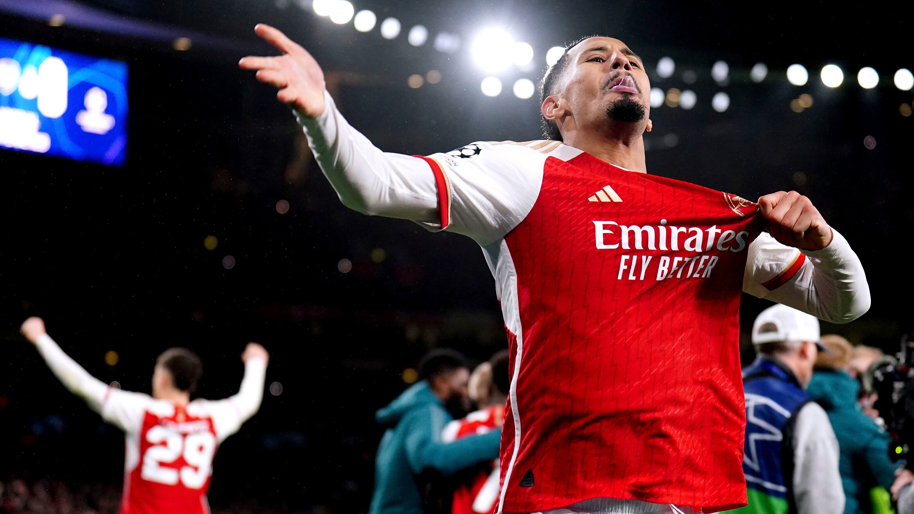 Saliba mostrando el escudo del Arsenal a la afición londinense.