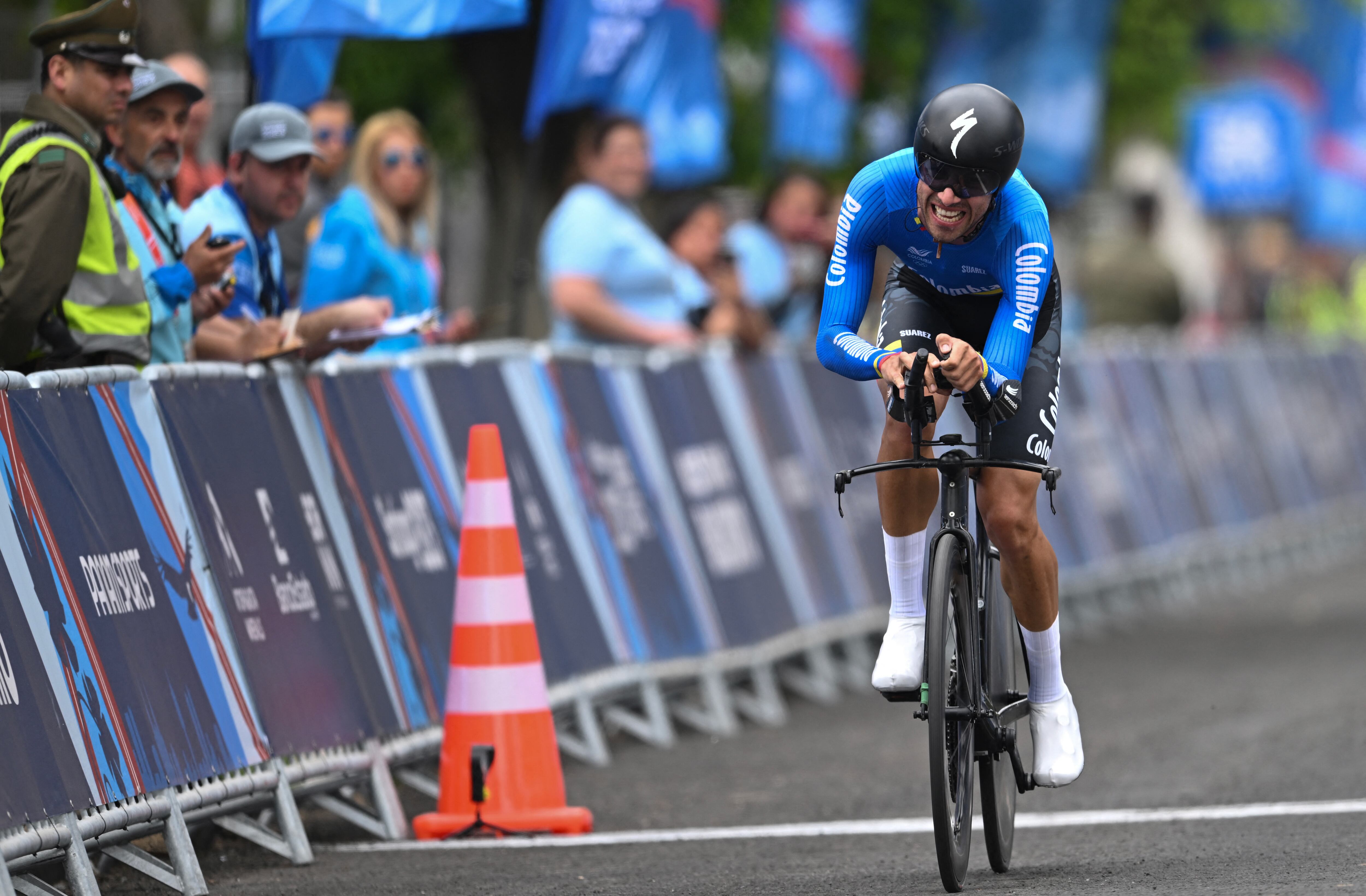 El colombiano Walter Vargas compite en la final contrarreloj individual masculina de ciclismo de ruta de los Juegos Panamericanos Santiago 2023, en el autódromo de BMX de la Isla de Maipo, en Santiago, el 22 de octubre de 2023. (Foto de Raúl ARBOLEDA / AFP)