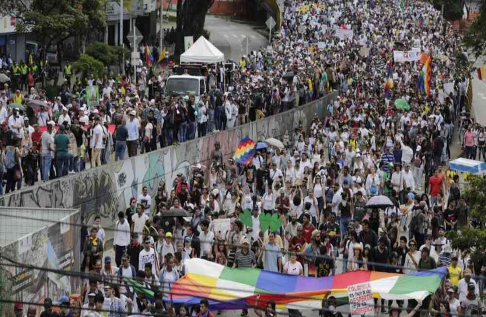 Una marcha sin antecedentes se vive este jueves en la capital paisa. La Alcaldía reporta más de 20 mil manifestantes, aunque los organizadores calculan 50 mil. Foto: Julián Roldán / Medellín.