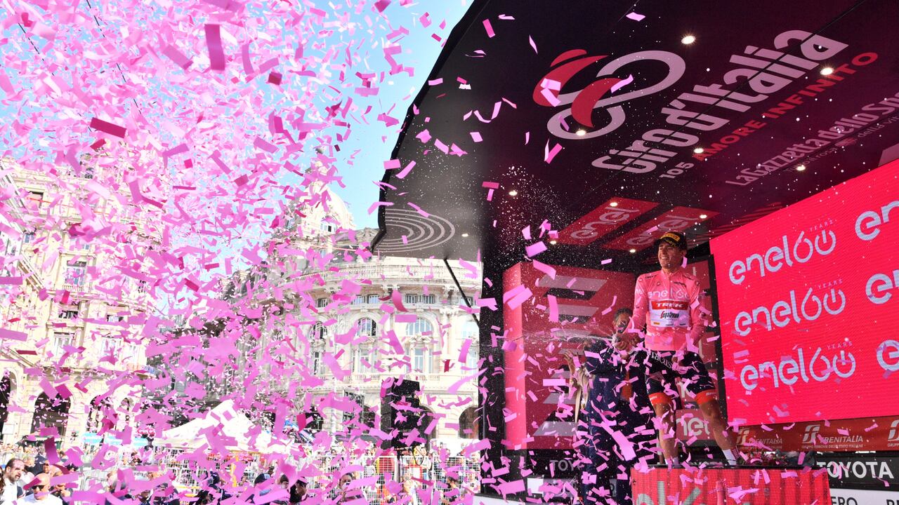 El español Juan Pedro López con la casaca rosada de líder general del Giro de Italia, al término de la decimosegunda etapa, en Génova, el jueves 19 de mayo de 2022