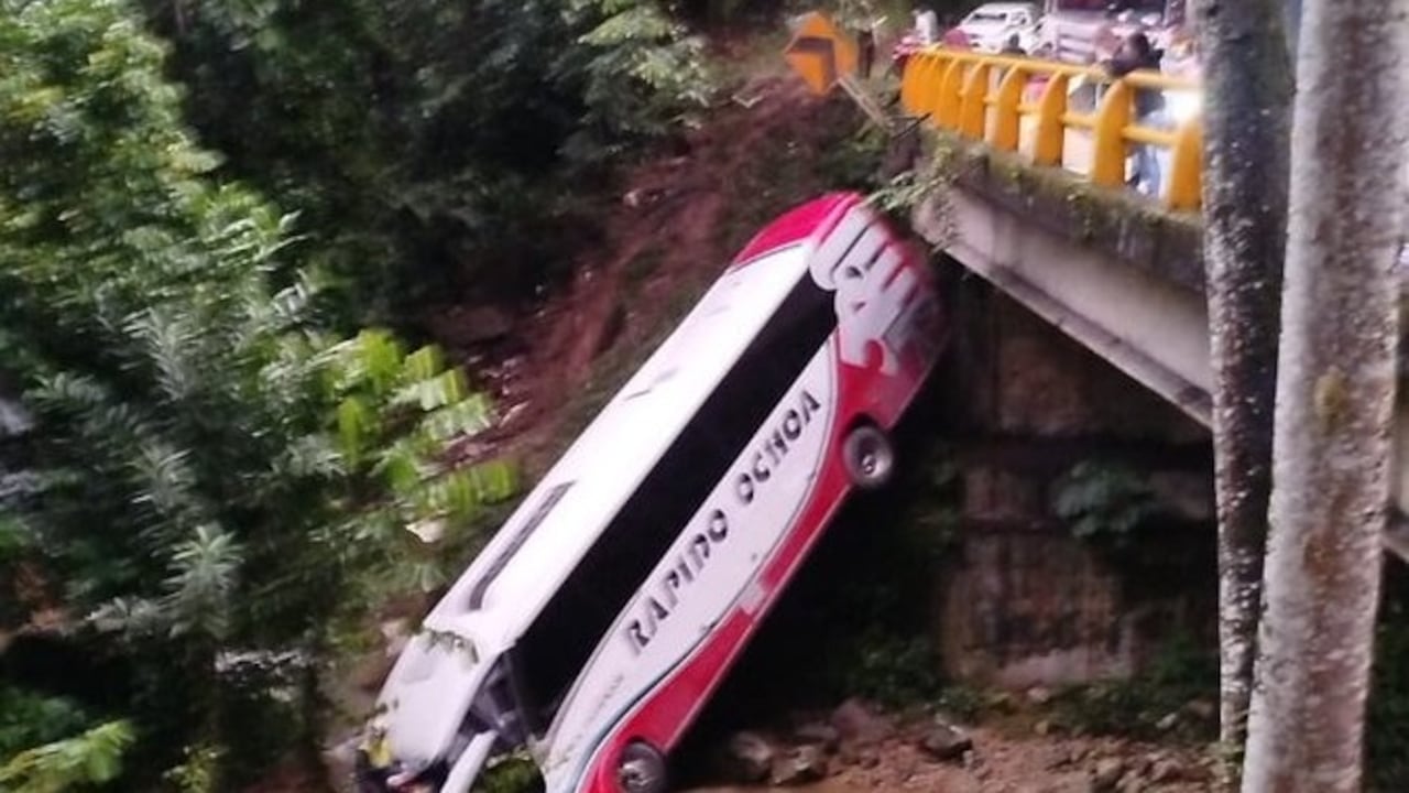 El bus, que se desplazaba desde Bogotá con destino a Medellín, sufrió un aparatoso accidente bajo circunstancias aún por determinar.