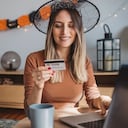Mujer en Halloween haciendo comprar por internet.