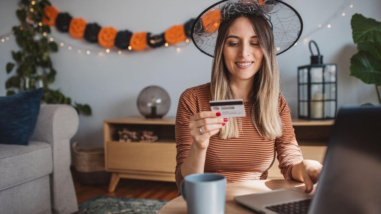 Mujer en Halloween haciendo compras por internet.