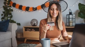 Mujer en Halloween haciendo comprar por internet.