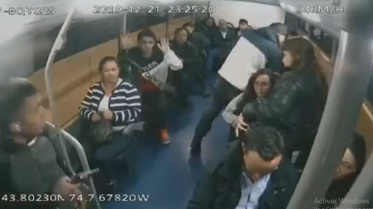 Cerca de 20 pasajeros de un bus intermunicipal que iba de Bogotá a Chía fueron atracados por dos hombres armados. Foto: Tomada del video de seguridad.