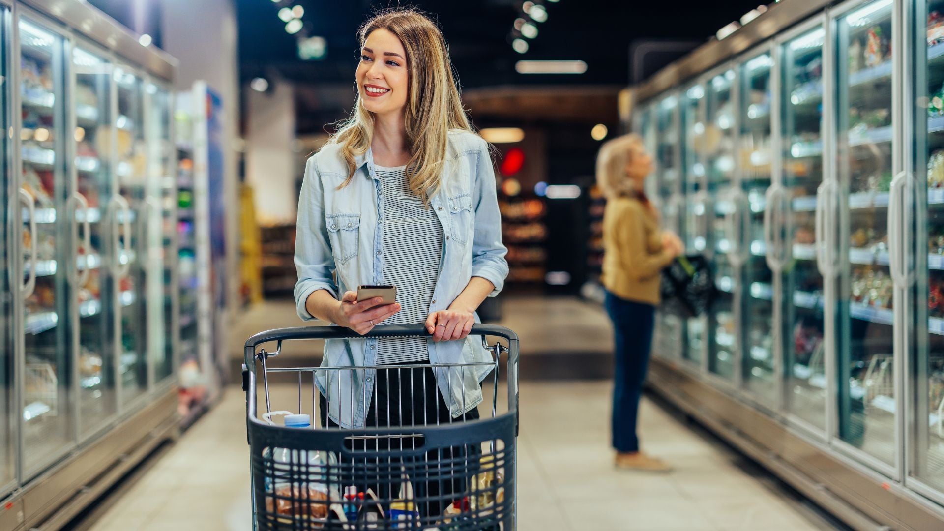 Los carritos de supermercado facilitan la compra porque permiten transportar productos dentro de la tienda.