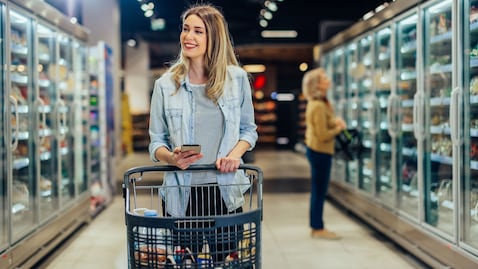 Los carritos de supermercado facilitan la compra porque permiten transportar productos dentro de la tienda.