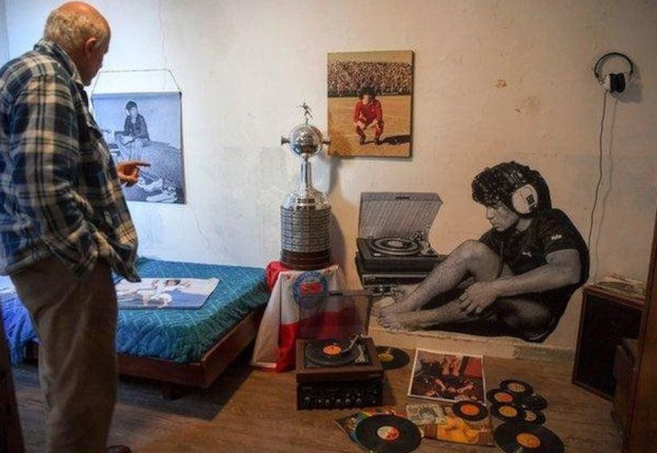 El museo "Casa de Dios" está ubicado en el departamento en el que vivió Maradona en urbanización de La Paternal, que pertenece al exdirectivo del club, Alberto Pérez.