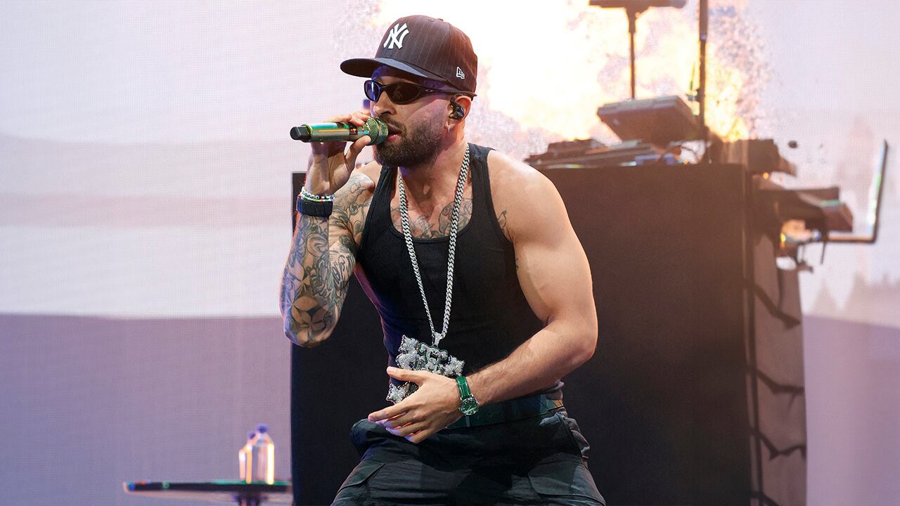 El cantante colombiano fue visto con otra mujer tras terminar con Karol G. 