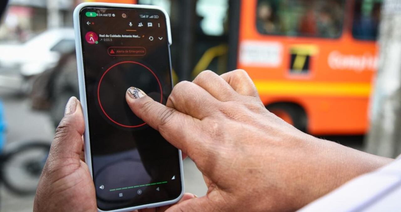 En el Barrio Restrepo, de la localidad Antonio Nariño, se entregó el primero de los kits con herramientas tecnológicas como cuatro cámaras de seguridad, una alarma de sonido disuasivo y botones inalámbricos que activan las cámaras para ser visualizadas en el C4.