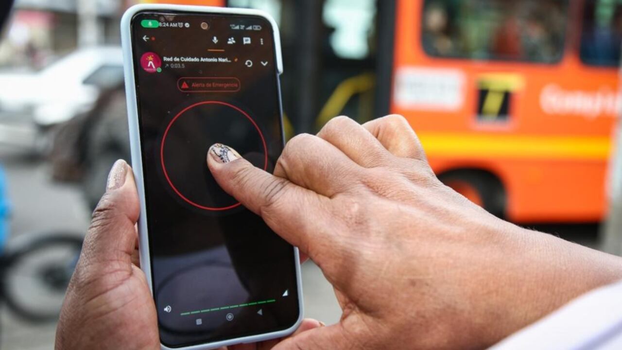 En el Barrio Restrepo, de la localidad Antonio Nariño, se entregó el primero de los kits con herramientas tecnológicas como cuatro cámaras de seguridad, una alarma de sonido disuasivo y botones inalámbricos que activan las cámaras para ser visualizadas en el C4.