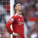 Cristiano Ronaldo del Manchester United descansa junto a la portería en un partido de la Liga Premier entre el Manchester United y Norwich City en el estadio Old Trafford en Manchester, Inglaterra, el 16 de abril de 2022. Ronaldo y su esposa Georgina Rodríguez anunciaron el 18 de abril de 2022 la muerte de su hijo mellizo recién nacido. (Foto AP/Jon Super)