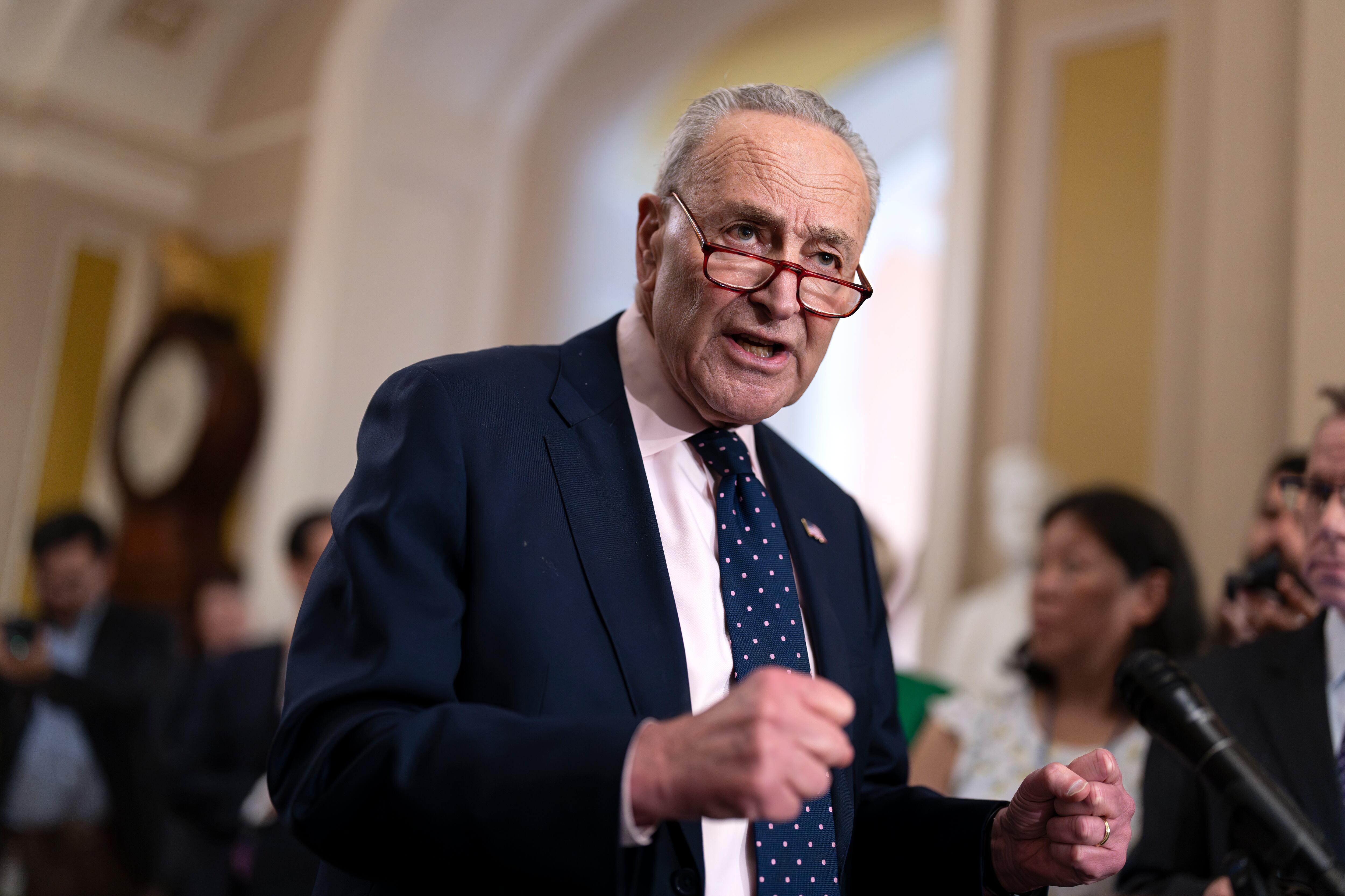 El líder de la mayoría del Senado, Chuck Schumer, demócrata por Nueva York, habla con los periodistas tras una sesión de estrategia demócrata, en el Capitolio, en Washington, el martes 21 de mayo de 2024. (AP Foto/J. Scott Applewhite)