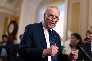 El líder de la mayoría del Senado, Chuck Schumer, demócrata por Nueva York, habla con los periodistas tras una sesión de estrategia demócrata, en el Capitolio, en Washington, el martes 21 de mayo de 2024. (AP Foto/J. Scott Applewhite)
