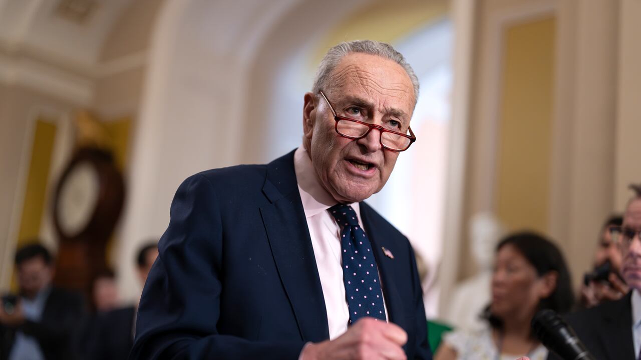 El líder de la mayoría del Senado, Chuck Schumer, demócrata por Nueva York, habla con los periodistas tras una sesión de estrategia demócrata, en el Capitolio, en Washington, el martes 21 de mayo de 2024. (AP Foto/J. Scott Applewhite)