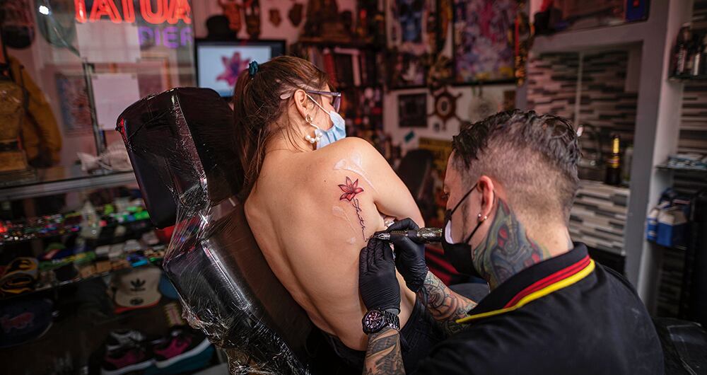 La industria de los tatuajes, que empezó en el centro de Bogotá, se ha especializado y cuenta con equipos modernos. Durante los confinamientos trabajaron de manera clandestina.