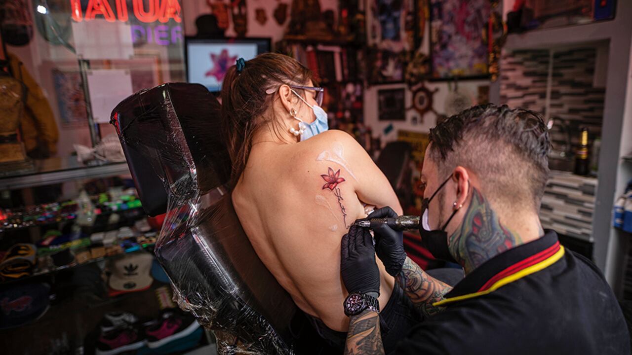 La industria de los tatuajes, que empezó en el centro de Bogotá, se ha especializado y cuenta con equipos modernos. Durante los confinamientos trabajaron de manera clandestina.