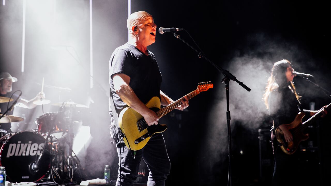 Black Francis, David Lovering (en la batería) y Paz Lechantin (en el bajo) de Pixies, en el BBC 6 Music Festival de la Universidad de Cardiff en Gales, en abril de 2022. iFoto: Mike Lewis Photography/Redferns.