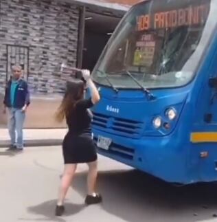 Mujer golpea con un martillo un bus del SITP.