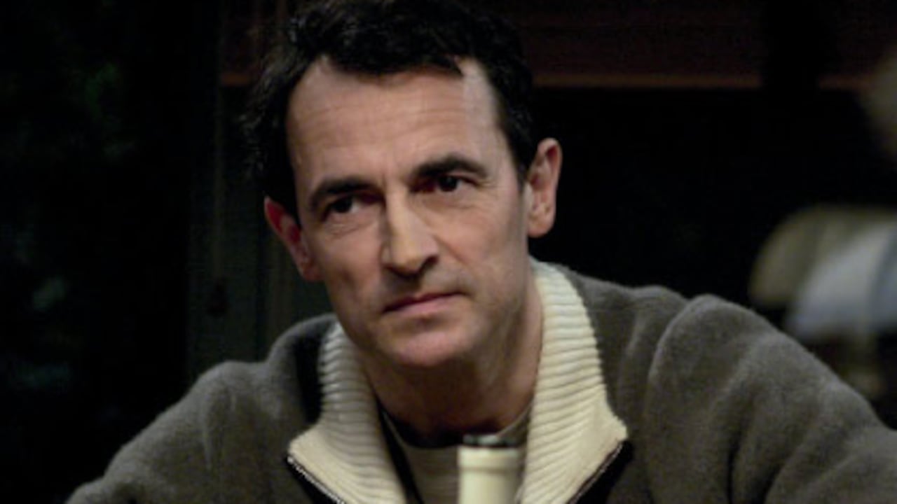 En el primer acto del drama, Antoine (Albert Dupontel), el protagonista, hace lo mejor que puede para destruir todo lo que ha construido