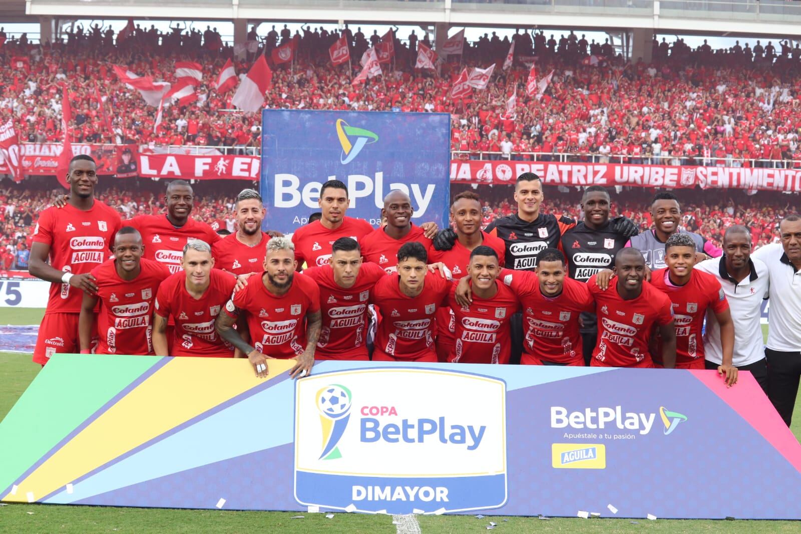 América ante su gente.