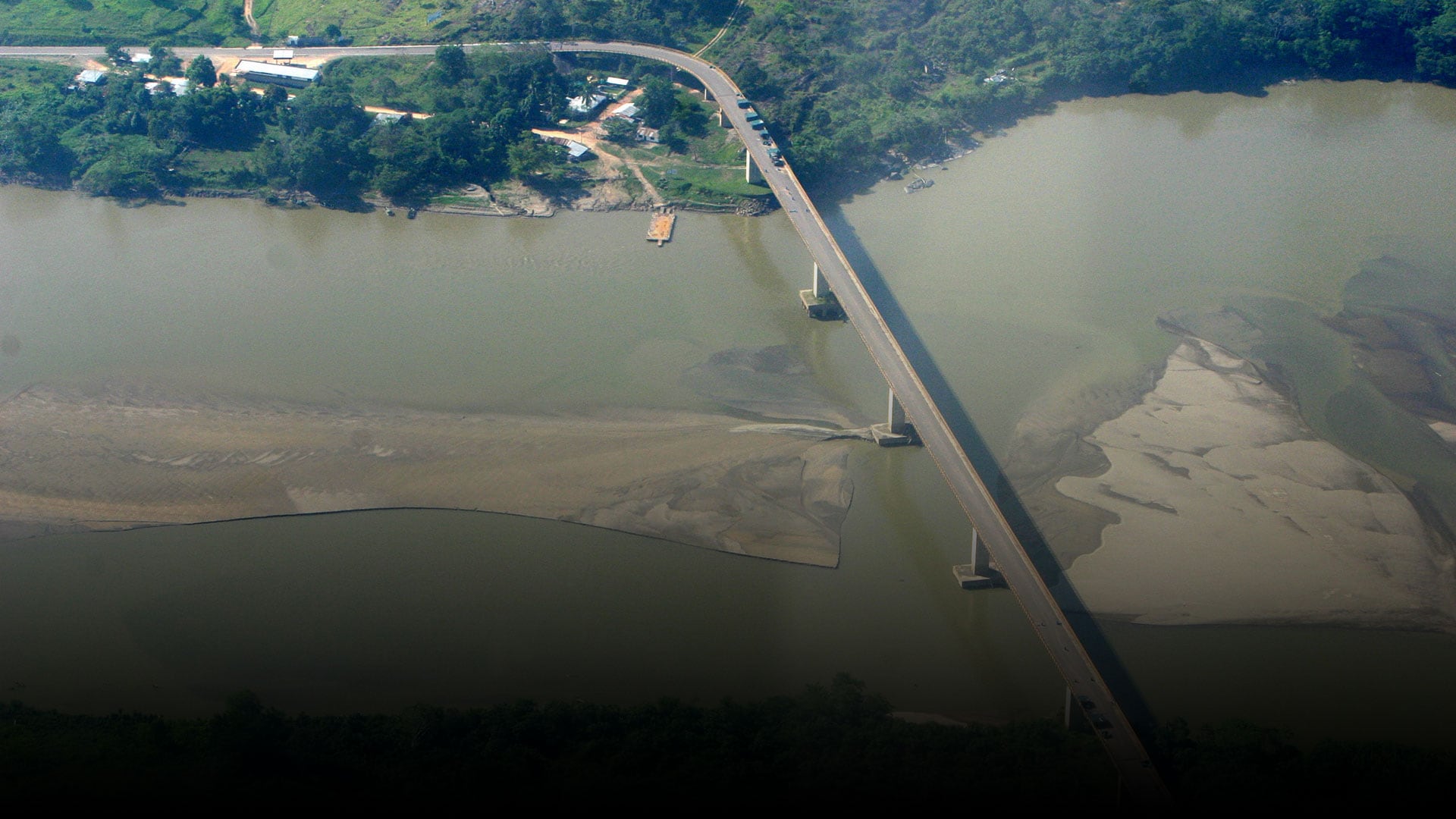 El puente Nowen, que comunica el Meta y el Guaviare, cruza el río Guaviare, a 17 kilómetros de San José del Guaviare.
Nowen significa ‘puerta grande’ en lengua indígena.