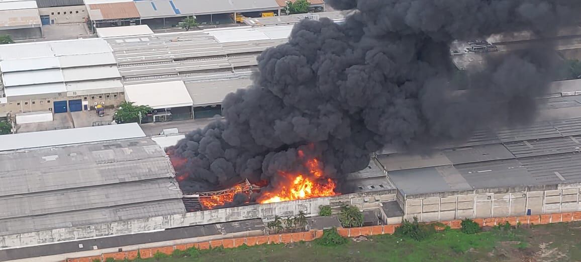 La magnitud de las llamas y la humarada eran gigantescas