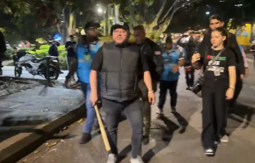 El concejal Andrés Rodríguez dice que su salida con un bate para confrontar a violentos en Medellín no fue "una confrontación política, fue un acto de protección".